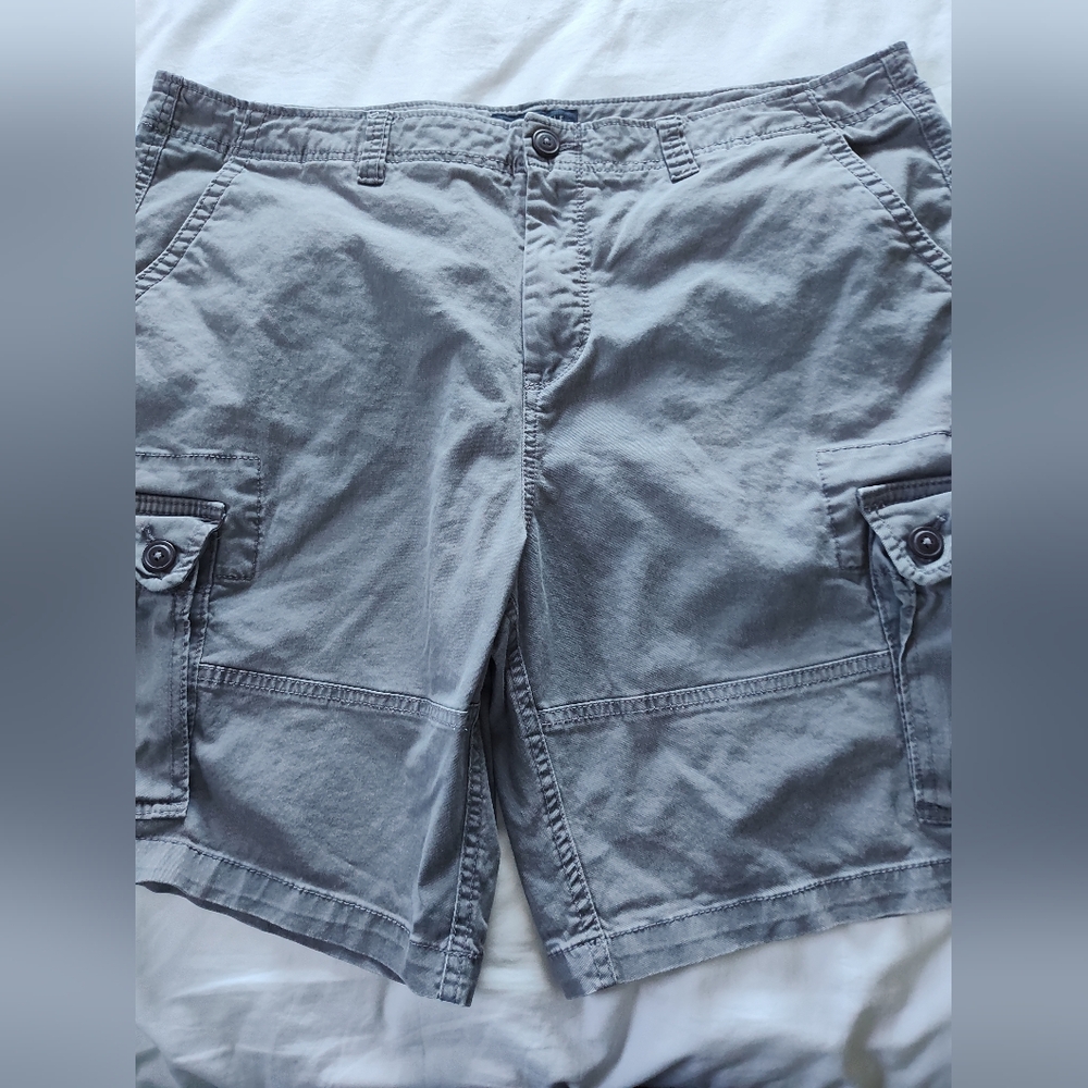 AEROPOSTALE Men's Gray Cargo Shorts. Size 40"  9" Inseam